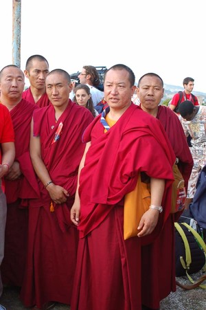 Foto della Marcia Perugia-Assisi 2007 - monaci buddisti in attesa di salire sul palco