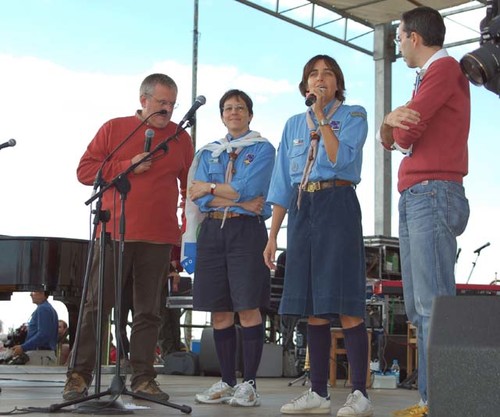 Foto della Marcia Perugia-Assisi 2007 - Chiara (Presidente Fis) e Paola (Presidente Agesci)  sul palco salutano gli scout, ricordando il Centenario e la presenza della Fiamma dello spirito scout